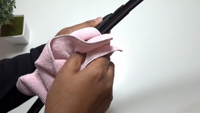 How to Clean Your Windshield Wipers