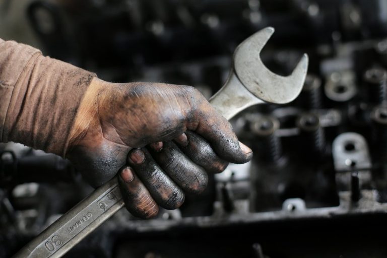 How to Clean Mechanic Hands? 6 FailProof Methods!